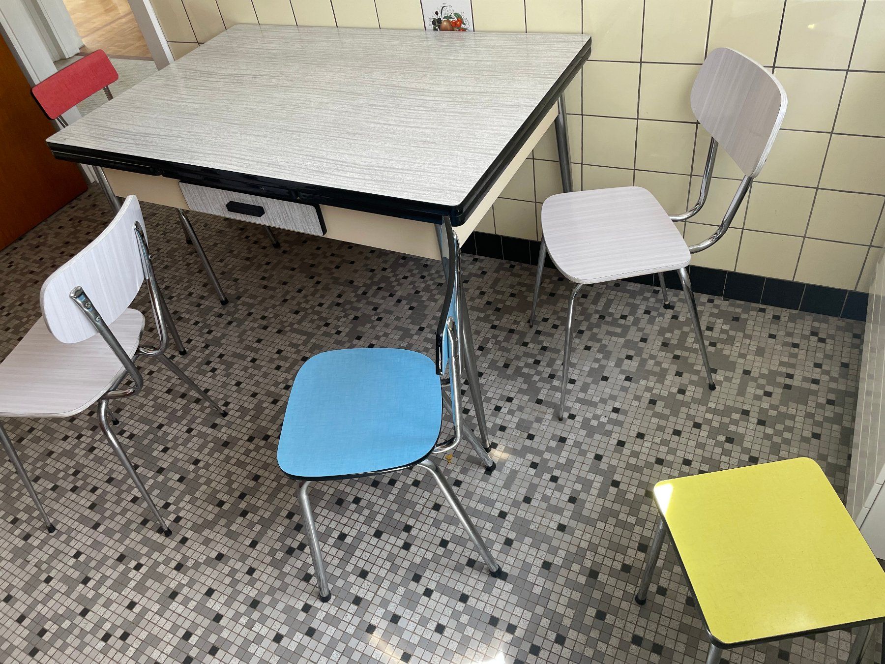 Tischset: Table et chaises style rétro 5 pièces bon état – Gebraucht aus Granges (Veveyse) von Nat02 1