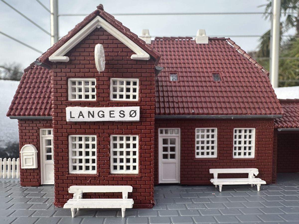 Modelleisenbahnen: Heljan 1750 Railway Station LANGESØ – Neu (gemäss Beschreibung) aus Lupsingen von New-Haven