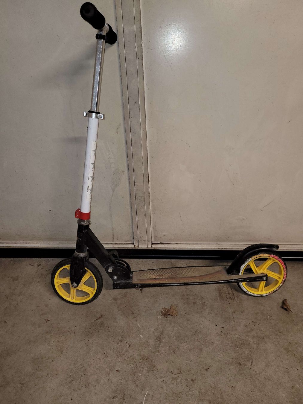Kickboard: Robust Kick Scooter - Perfect for Autumn Adventures! – Gebraucht aus Bubikon von izo_5ckz