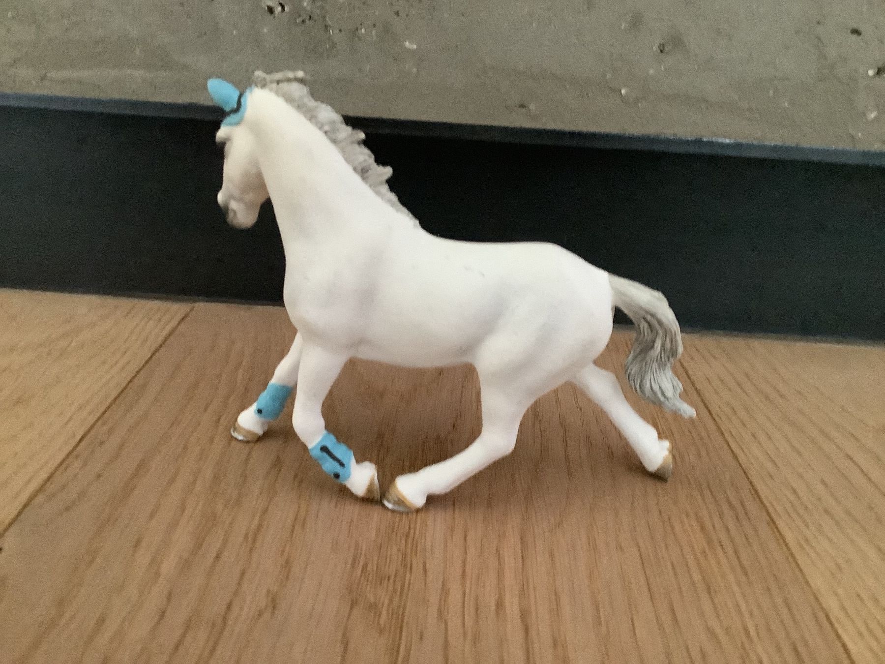 Schleich Giocattoli: Schleich Pferd weiss guter Zustand – Usato da Hohentannen venduto da Grimblegromble 1