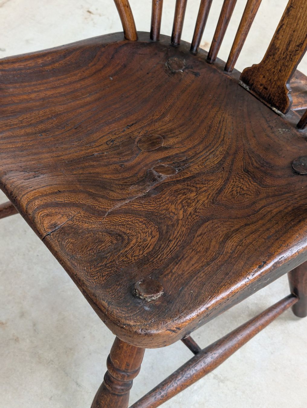 Sedie: Windsor Armlehnstuhl mit Patina – Usato da Winterthur venduto da Hint17 4