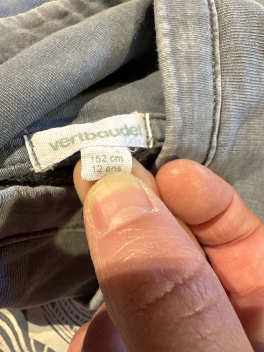 Pullover & Sweatshirts: 2 Kinder Kapuzenpullover Levi's und Vertbaudet Grösse 152 – Gebraucht aus Utzenstorf von jorjia 1