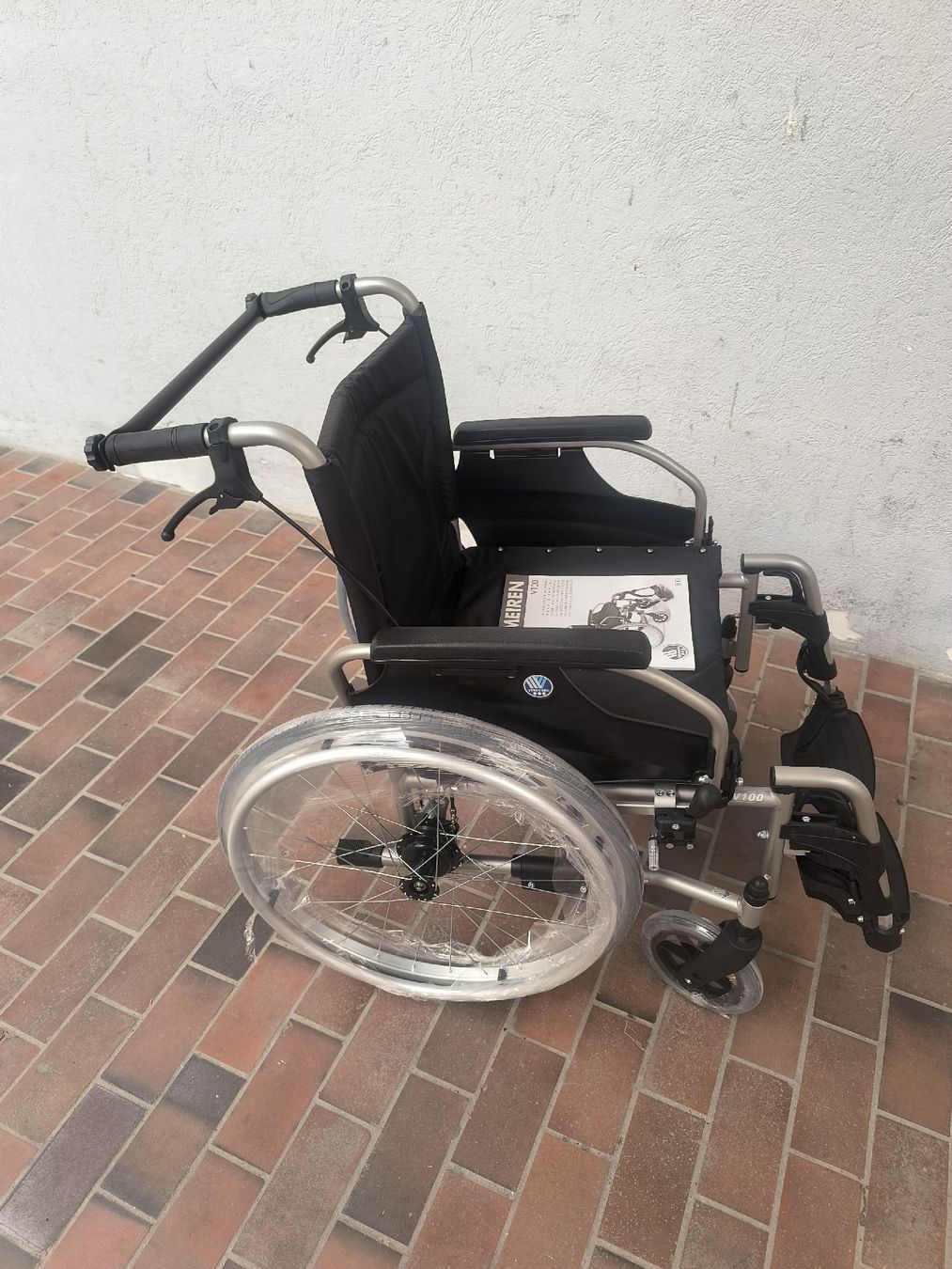 Sedie a rotelle: Rollstuhl V100 Sitzbreite 50cm NEU – Nuovo (secondo la descrizione) da Allschwil venduto da BezoBezo