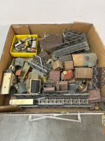 Lot Modelleisenbahnen-Zubehör in 2 Kisten