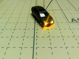 Pannen-Auto mit Warnblinker, Spur N