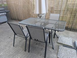 Gartentisch mit vier Stühlen Metallgitter silberfarben