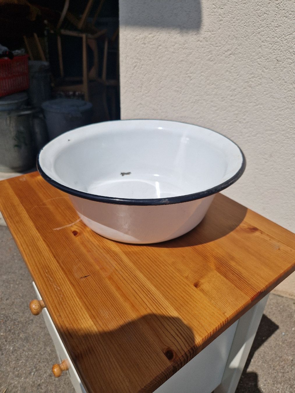 Schalen: Emaille Schüssel weiss mit schwarzem Rand 32cm Durchmesser  – Gebraucht aus Mörigen von Clio111 2