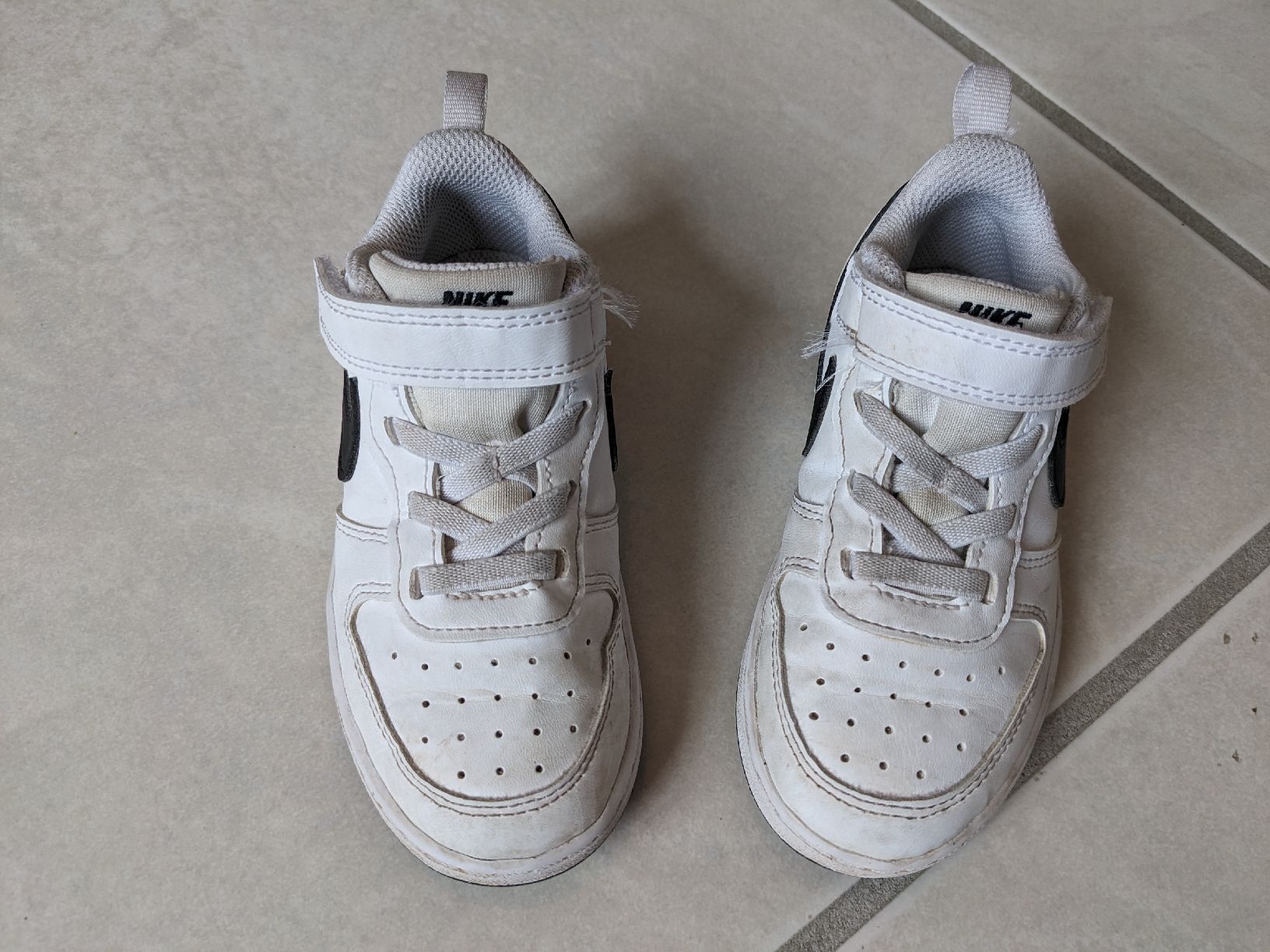 Scarpe per ragazzi: Weisse Nike Kinderschuhe, Grösse 26 – Usato da Wald ZH venduto da andy_ch01