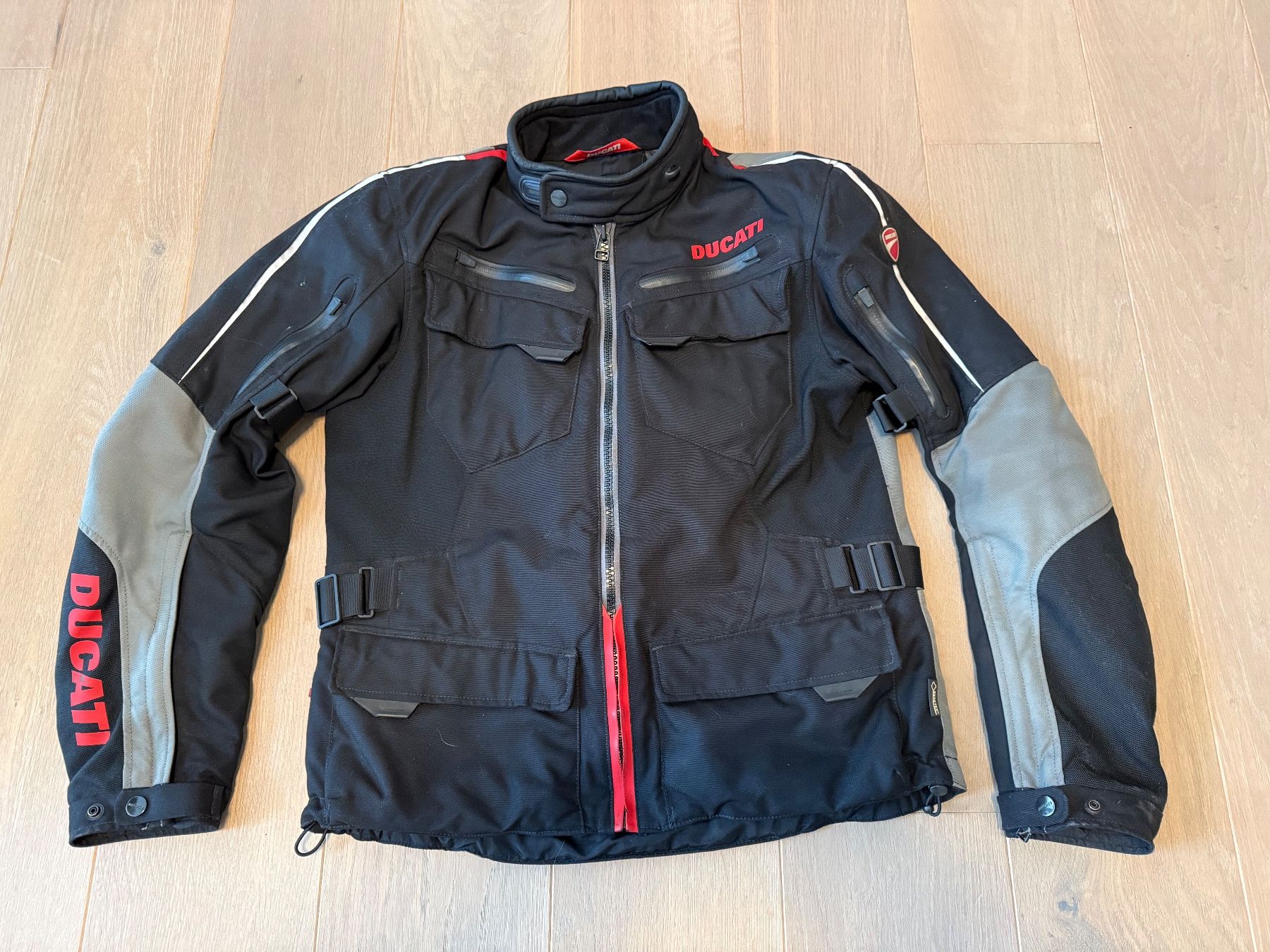 Completi: Motorradkombi Rev-It! by Ducati – Usato da Brunnen venduto da Golgo 1