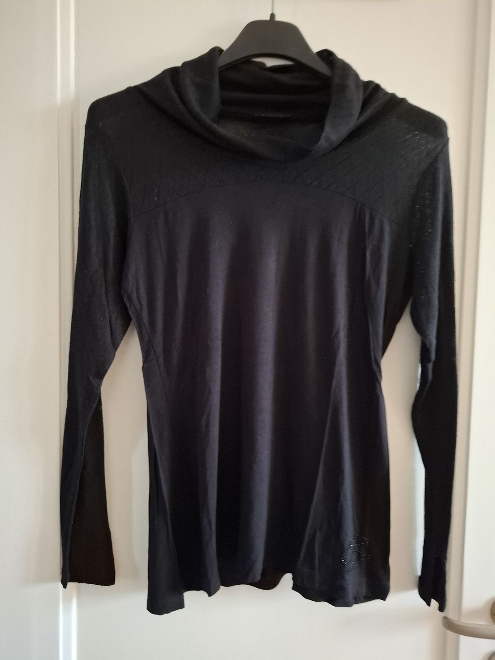 T-shirt: Maglia nera a maniche lunghe con collo sciallato, taglia M – Usato da Zürich venduto da Irene000
