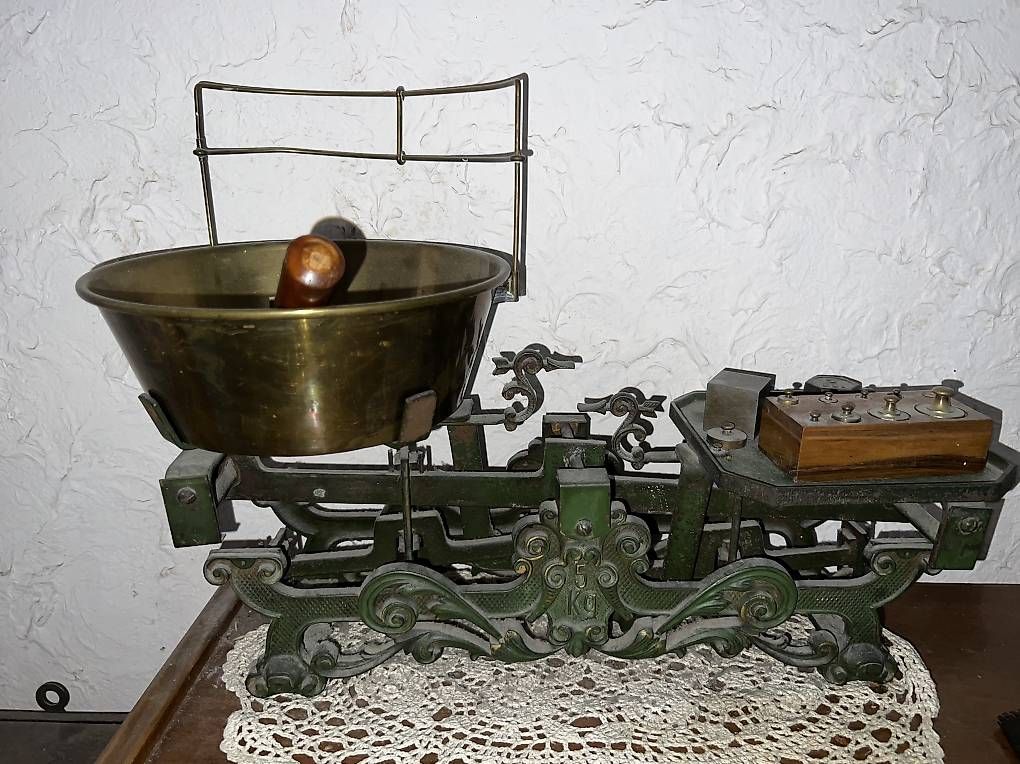 Bilance e pesi: Alte Waage mit Gewichtssteinen – Usato da Uster venduto da horgensell