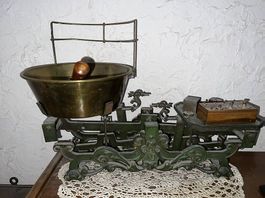 Alte Waage mit Gewichtssteinen