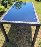 Gartentisch mit Glaseinsatz