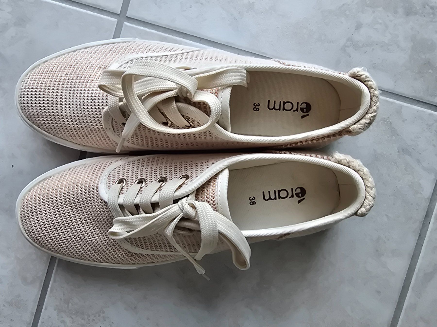 Scarpe da donna: Schuhe – Usato da Niederbipp venduto da Viktoria_Sch 2