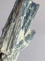 Top! Disthen „Kyanit“, blau. Ca. 6 cm langer Rohkristall.