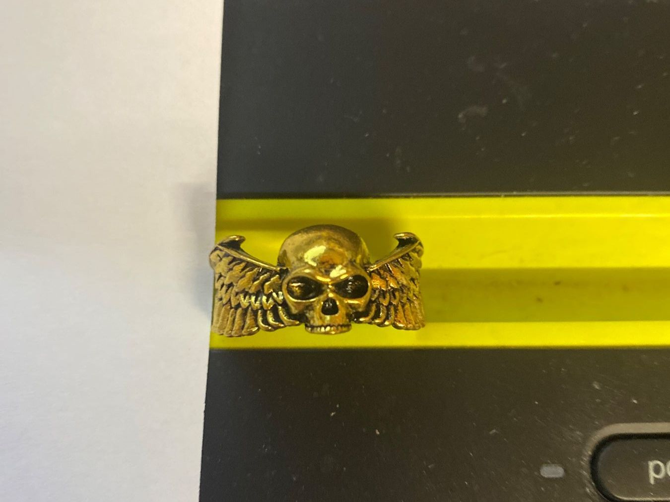 Anelli: Bague Tête de Mort Ailée Dorée - Taille 69 / 29 - – Usato da Le Brassus venduto da cinema13