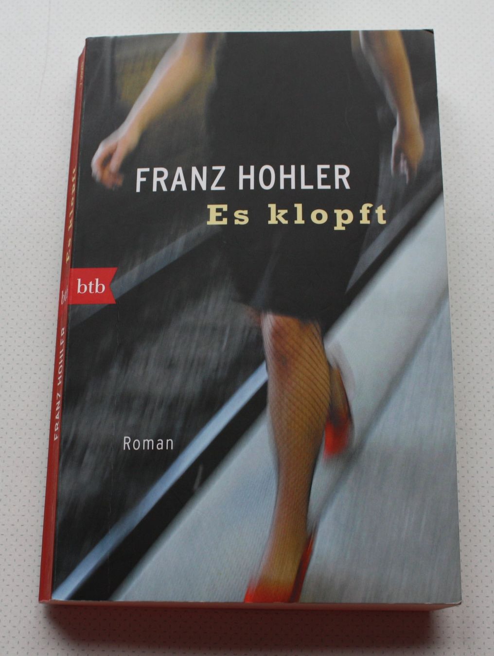 Libri: Franz Hohler: Es klopft - Roman – Usato da Wettingen venduto da Licht08