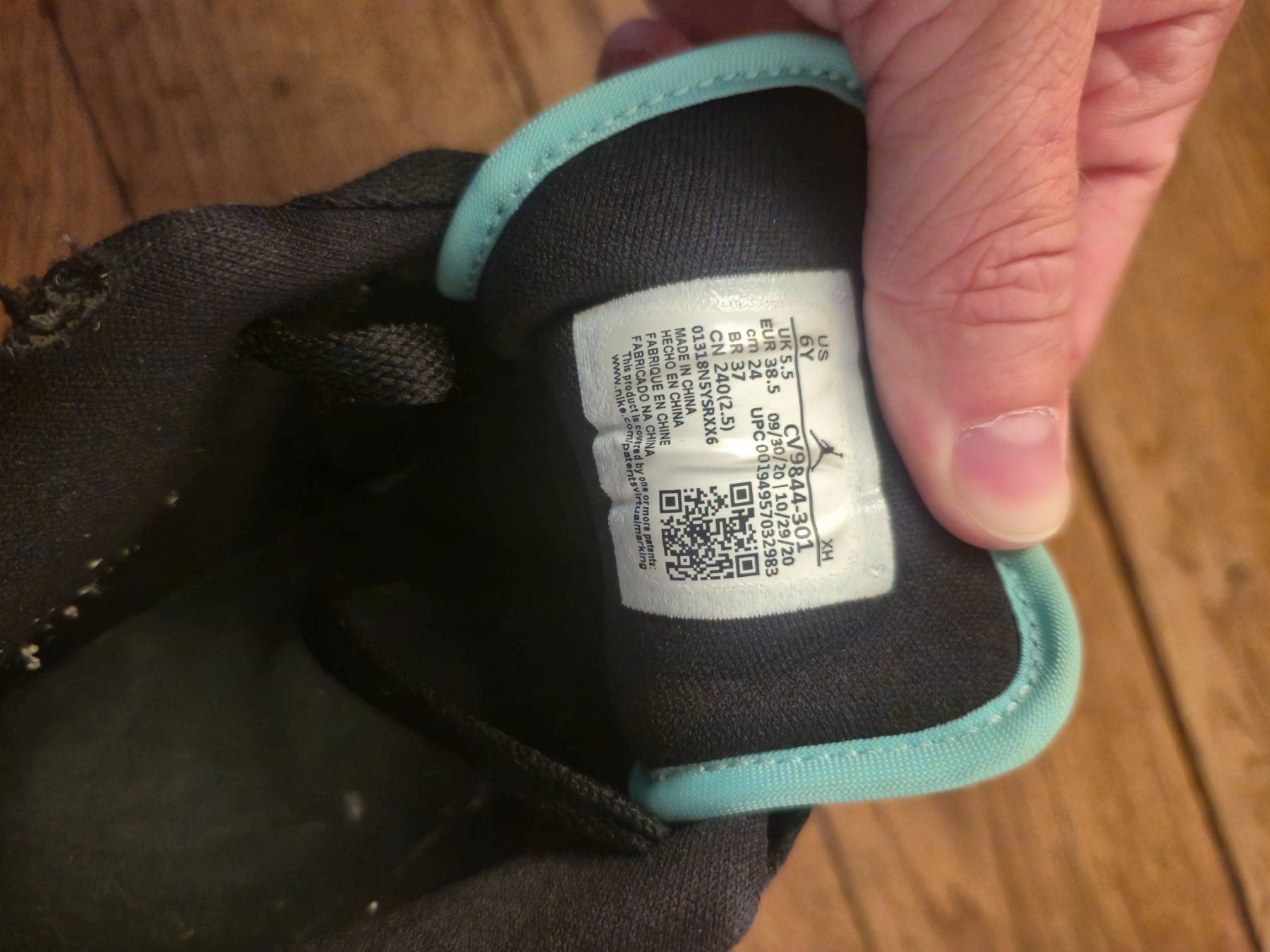 Jordan Damenschuhe: Jordan 1 Tropical Twist – Gebraucht aus Zürich von gorgepino 1