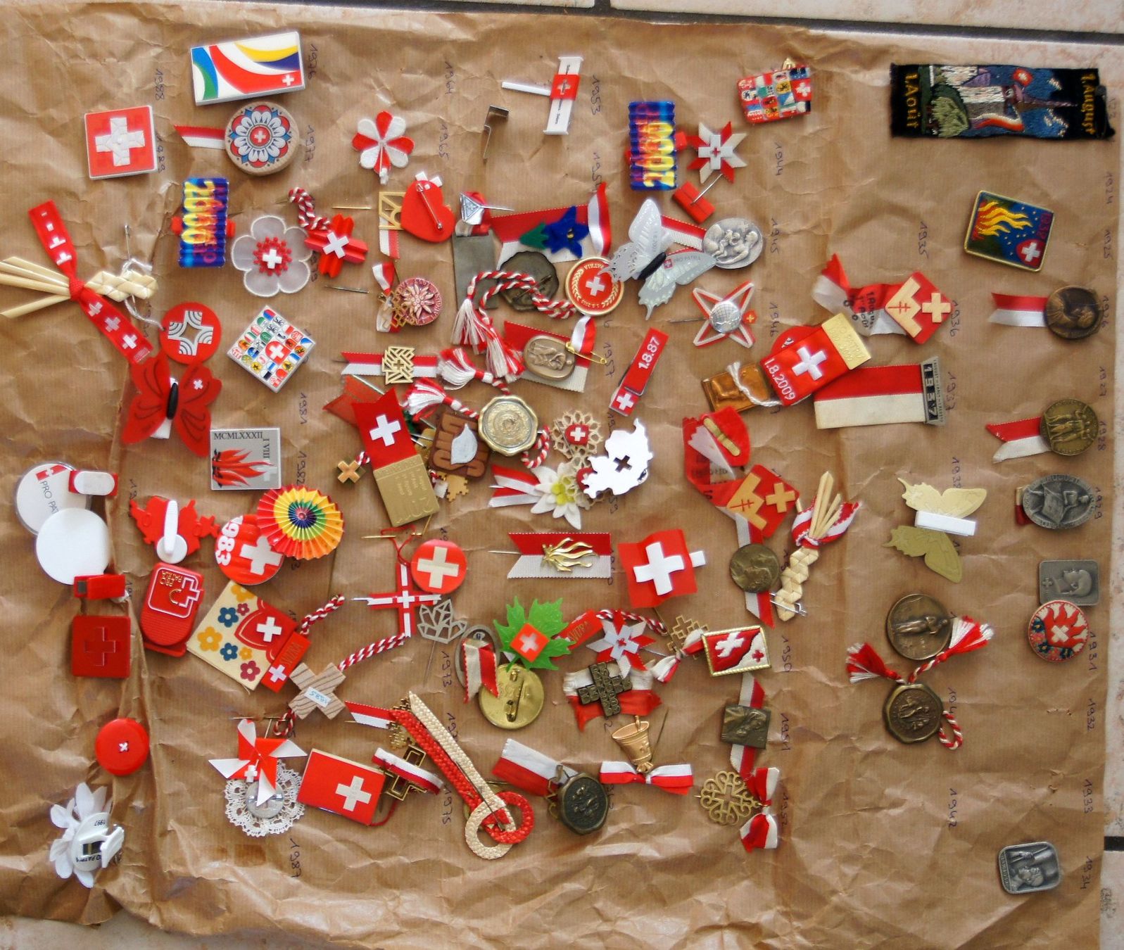 Placchette & Badge: 1 August Abzeichen (Chaotische Sammlung) – Usato da Biberist venduto da Peter1948 1
