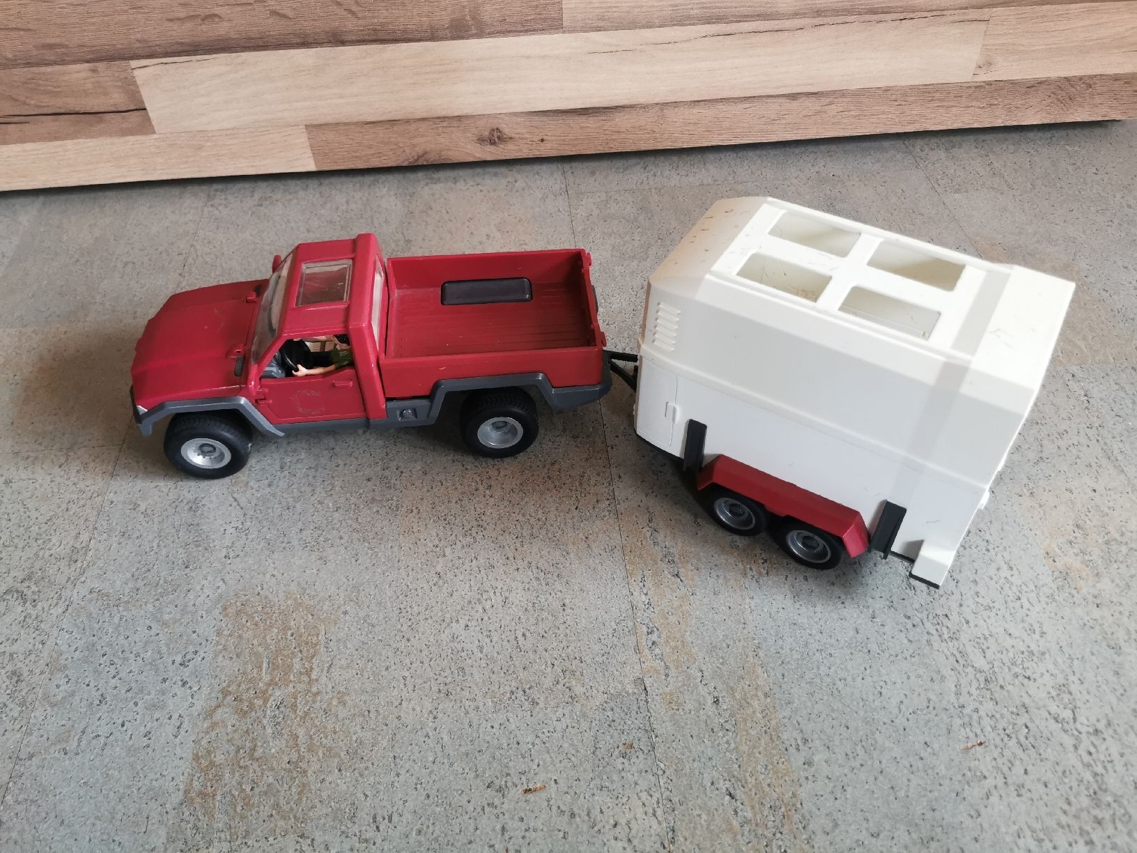 Schleich Giocattoli: Jeep mit Anhänger von Schleich – Usato da Reichenbach im Kandertal venduto da mucky66