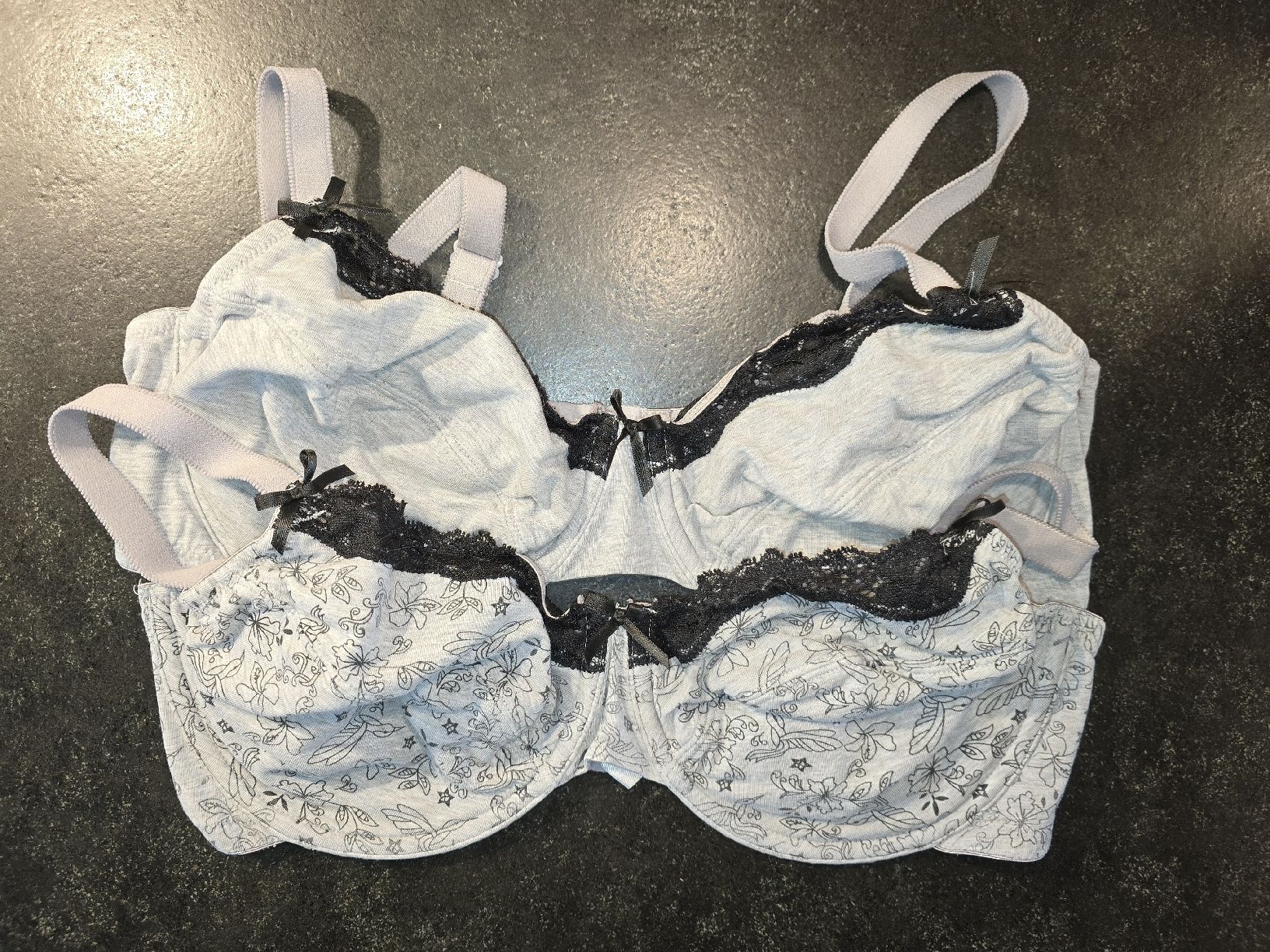 Altra biancheria intima: Bpc BHs, Grösse 90D, Grau mit Spitze, 2 Stück, Top! – Usato da Teufenthal AG venduto da thuzsu