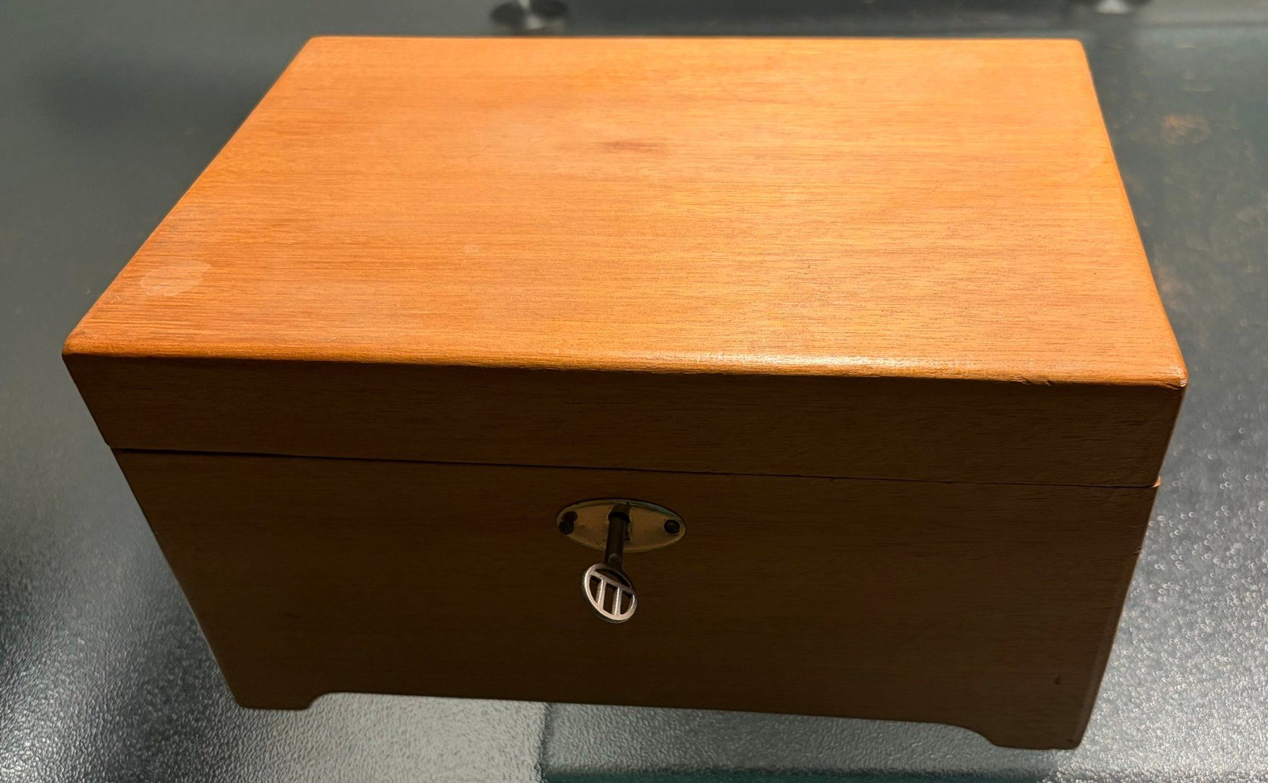 Coffres: Holzschatulle abschliessbar 25x18x13cm – D'occasion à Aarwangen par concorde58