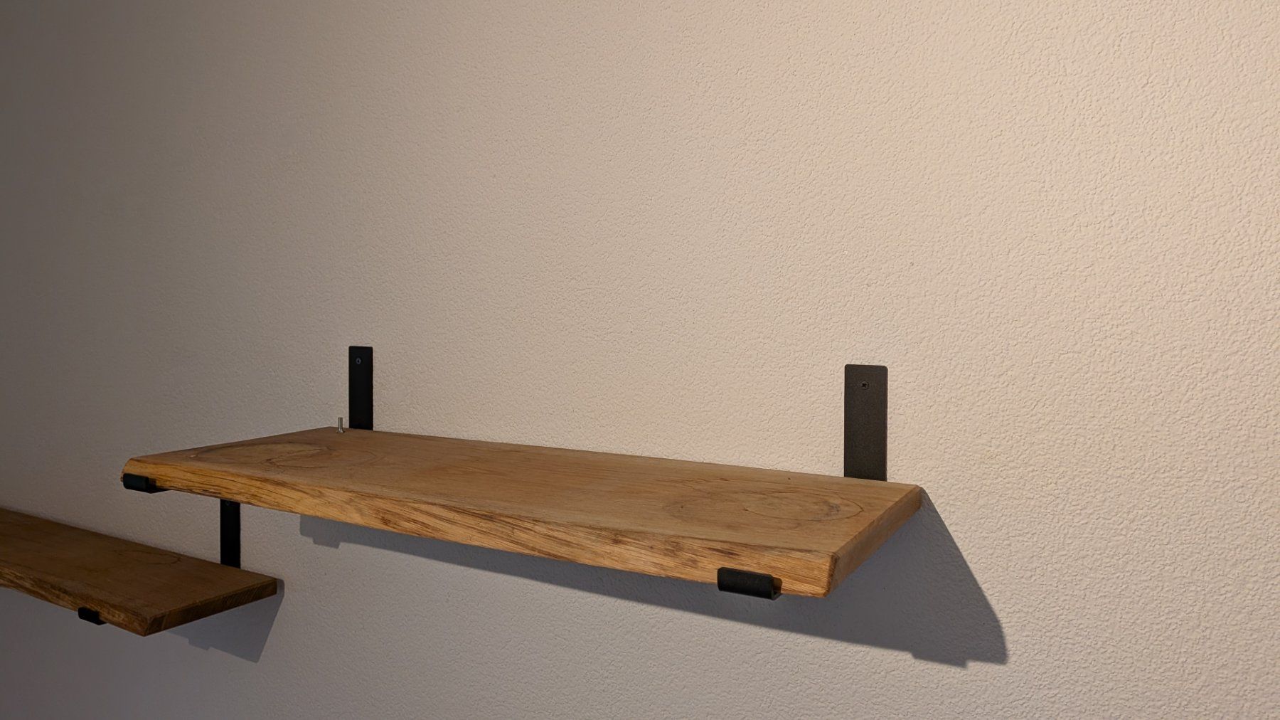 Regale: Schwebendes Wandregal "Rustikal" Eichenholz (80x30cm) – Gebraucht aus Zürich von mar_f5dp