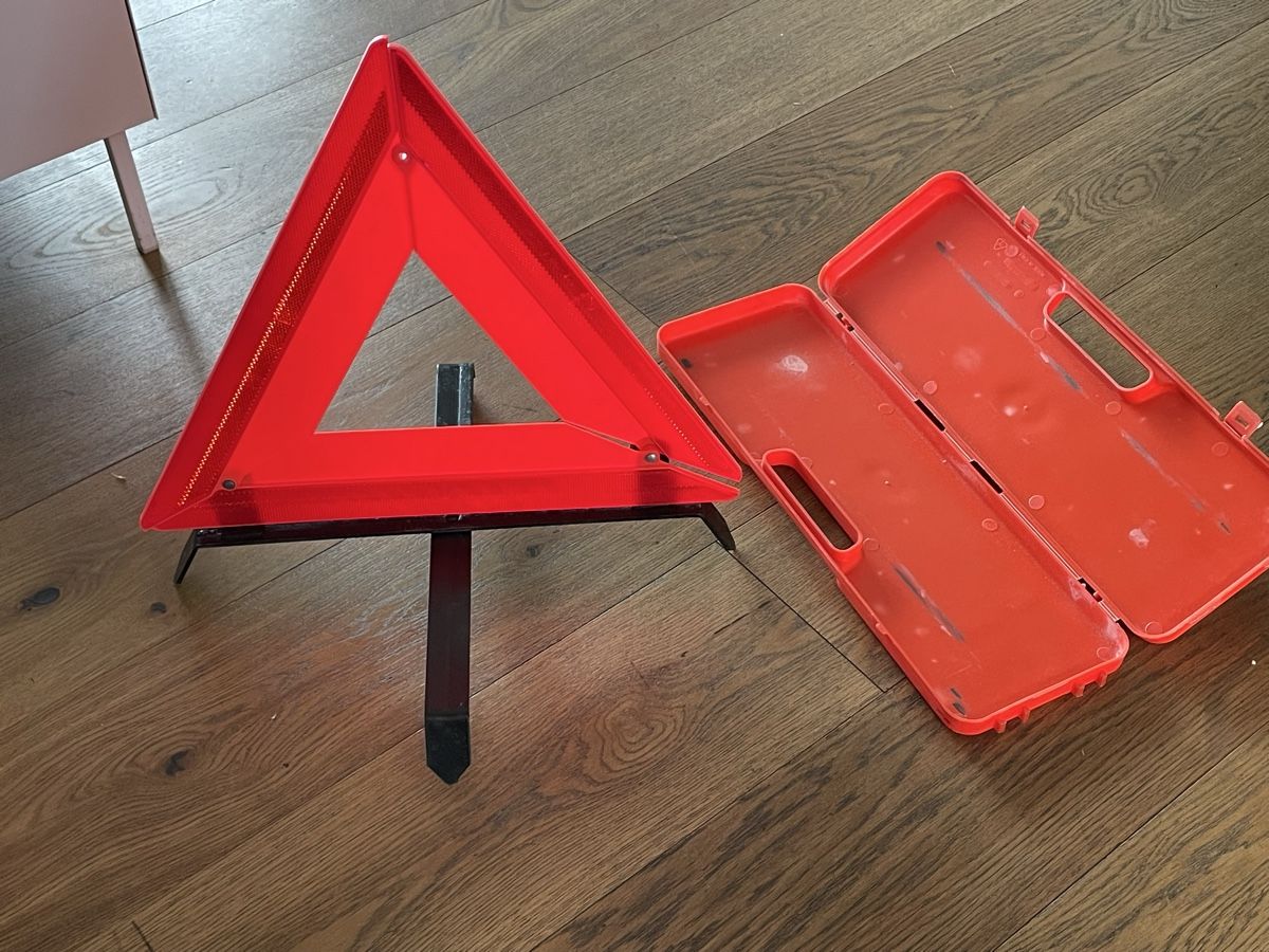 Toutes les pièces détachées: Auto Pannendreieck – D'occasion à Niederbüren par poschti