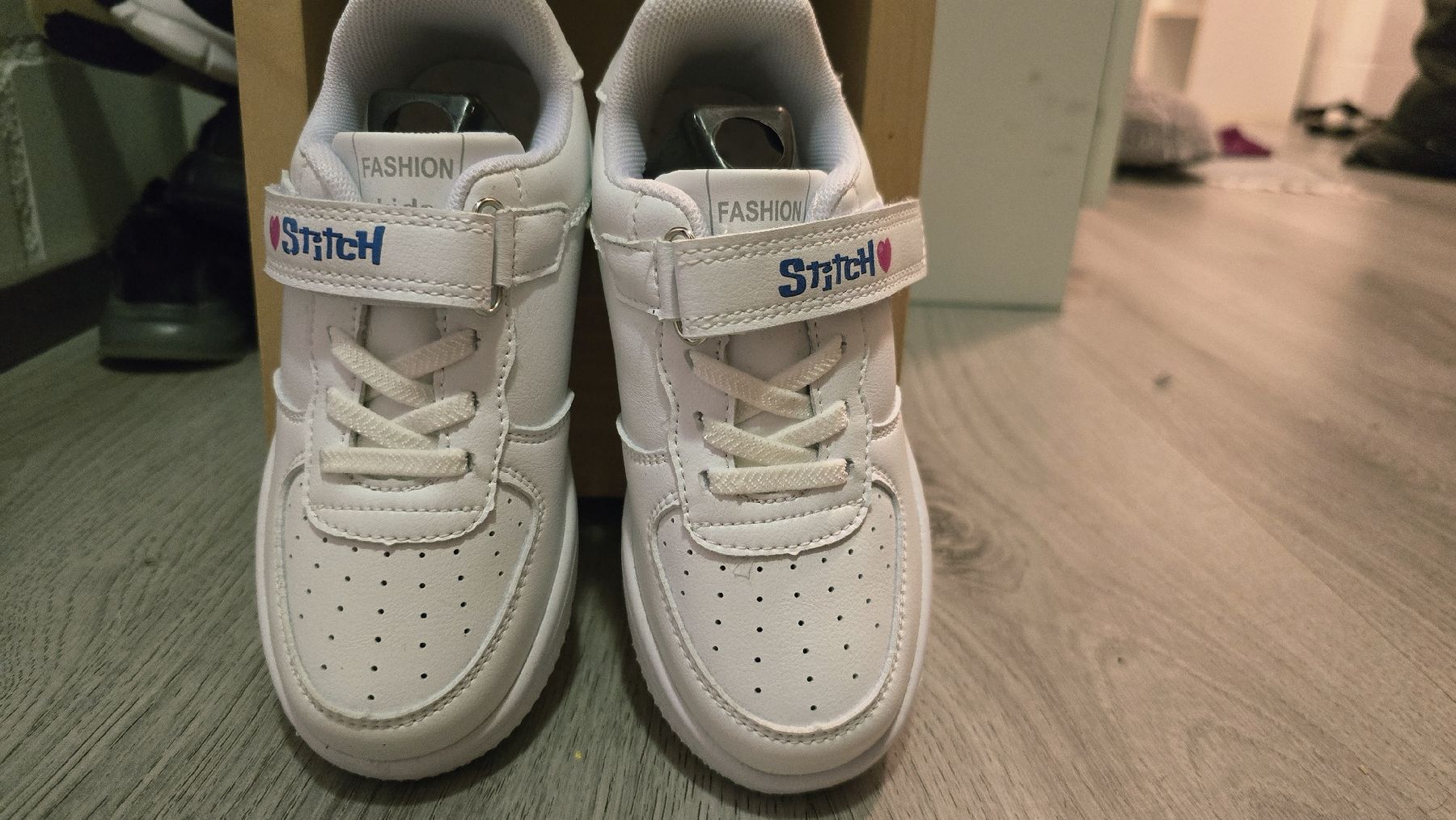 Scarpe per ragazze: Sneakers Stitch  Neu  gr. 30 – Nuovo (secondo la descrizione) da Wängi venduto da tamaso11 2