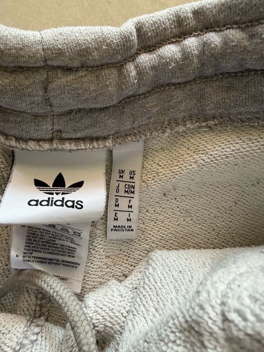 Adidas Pantalons: Short Adidas gris – D'occasion à Ecublens VD par ver_z698 1