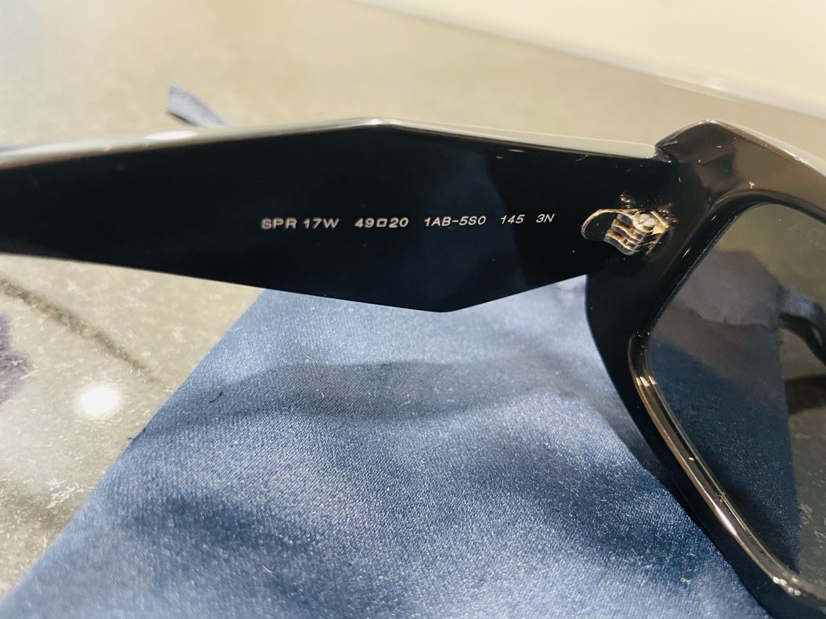 Prada Brillen & Gläser: Sonnenbrille PRADA SPR 17W Schwarz – Gebraucht aus Basel von Mb2 4