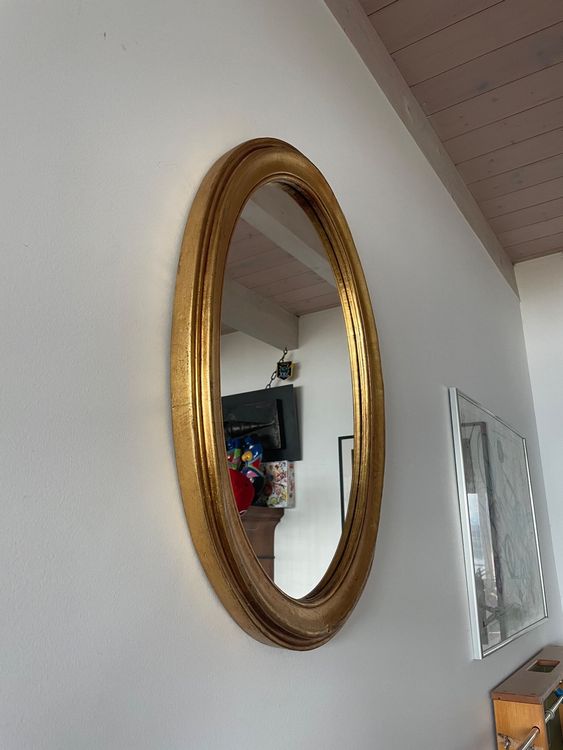 Miroir mural ovale encadré en bois doré, en forme de soleil. En vente sur