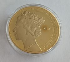 Vergoldete Münze Queen mit Edelstein - 1966