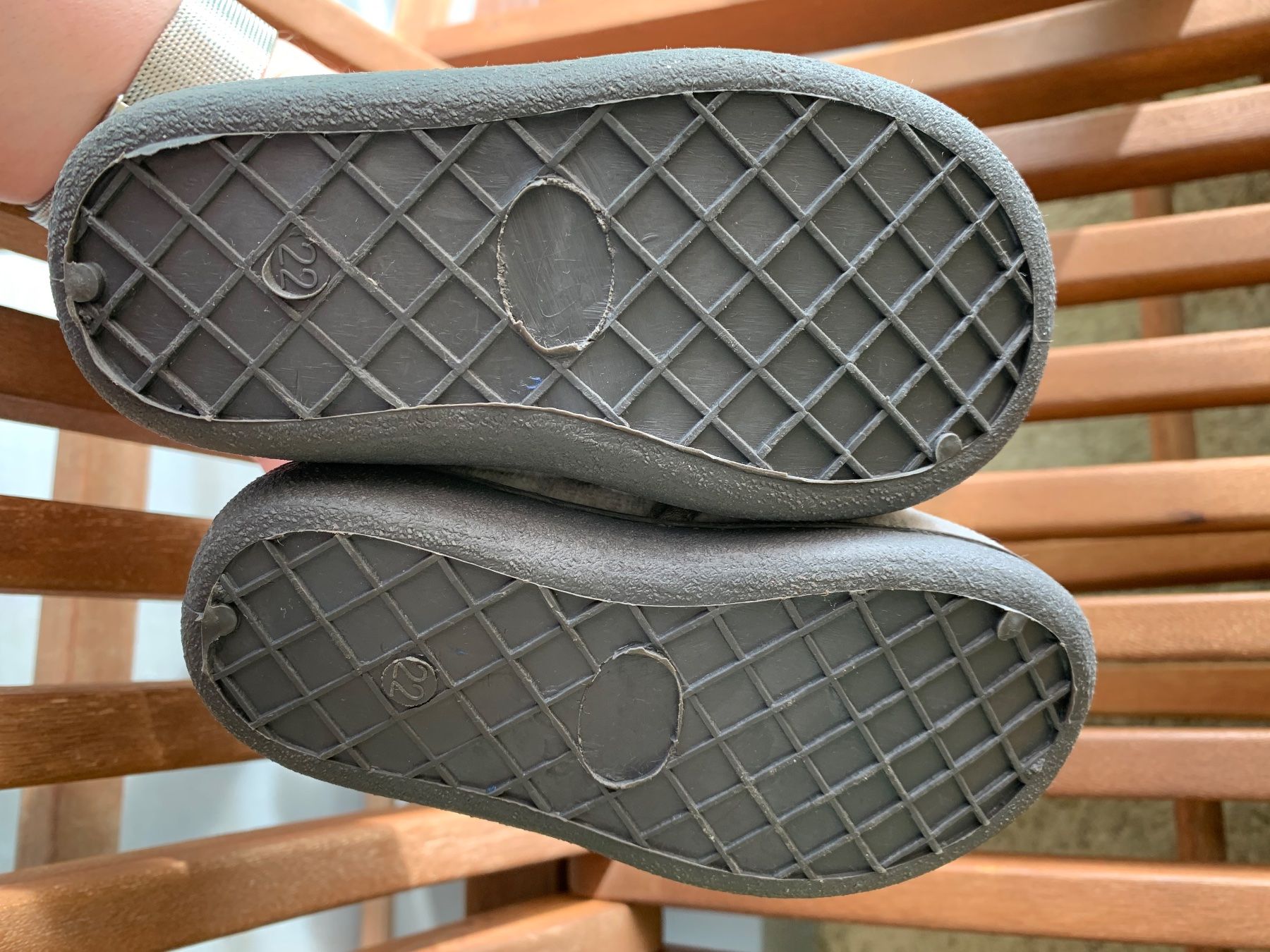 Schuhe für Jungen: Pantoufles neuves / taille 22 – Gebraucht aus Meyrin von Bronx86 3