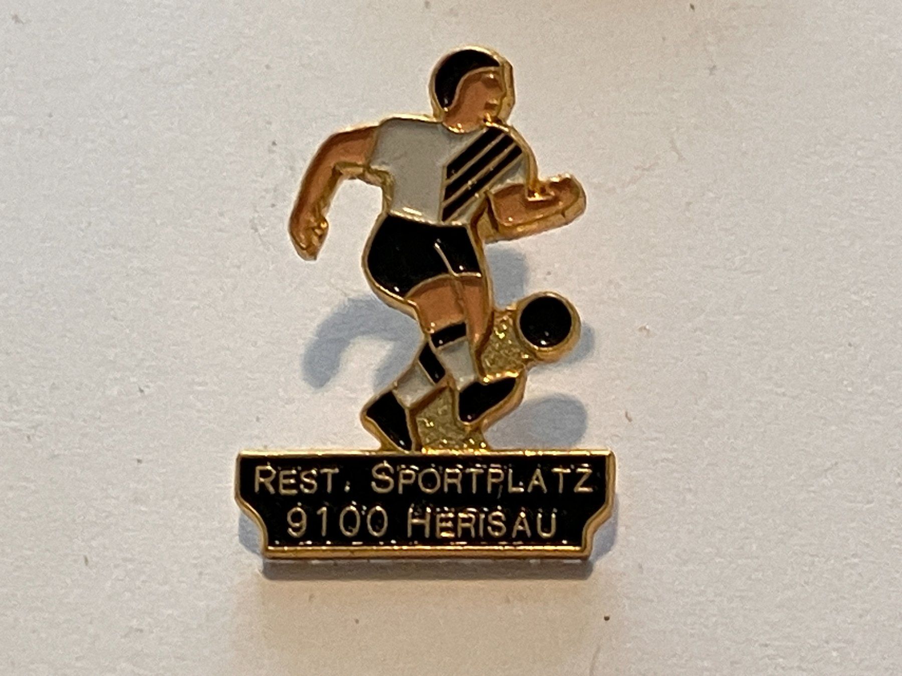 Plaketten & Abzeichen: 1 Pin Restaurant Sportplatz Herisau – Gebraucht aus Basel von djwwpp