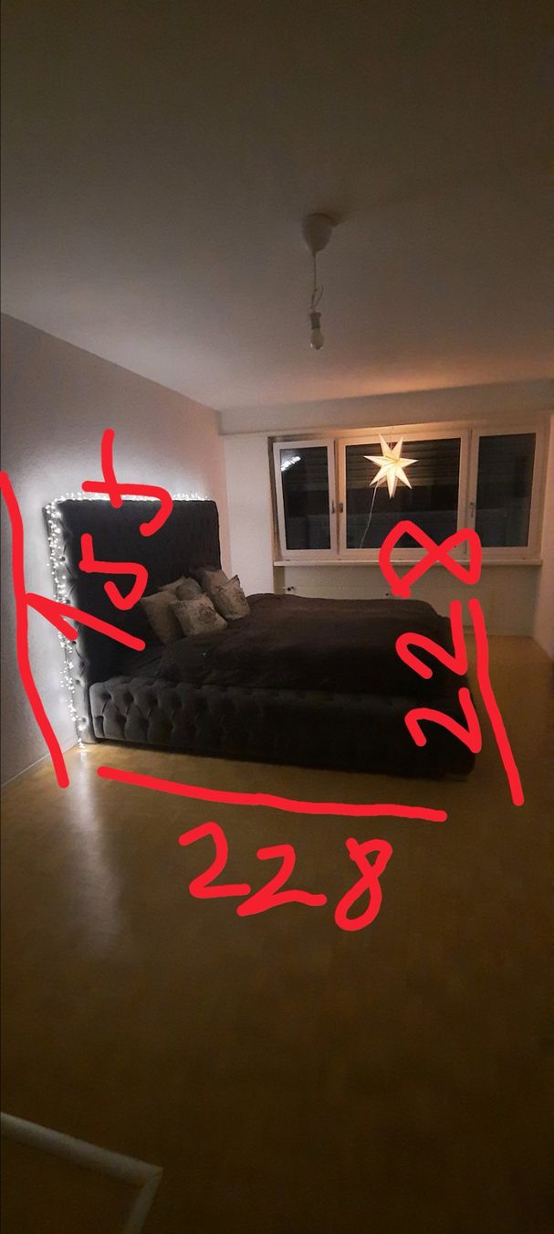 Lits: Bett mit gestepptem Kopfteil grau Grösse 180x200 cm – D'occasion à Basel par mil_7yhf 6