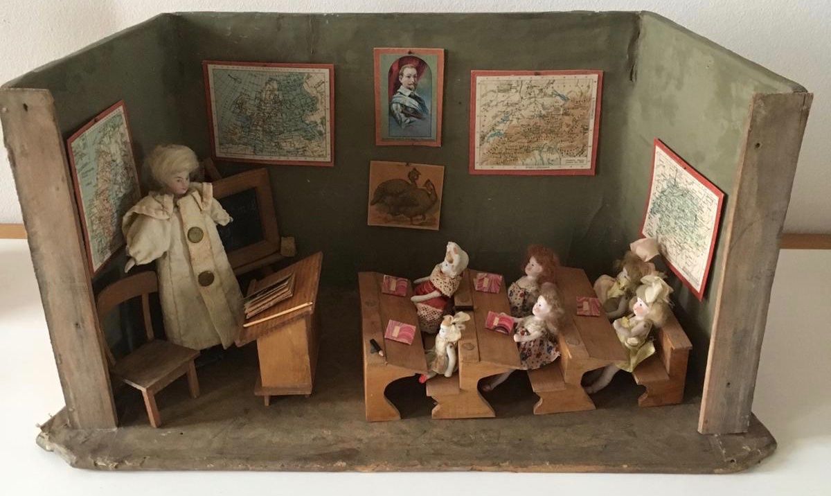 Giocattoli: antike Puppenschule – Usato da Uster venduto da Ken1ari