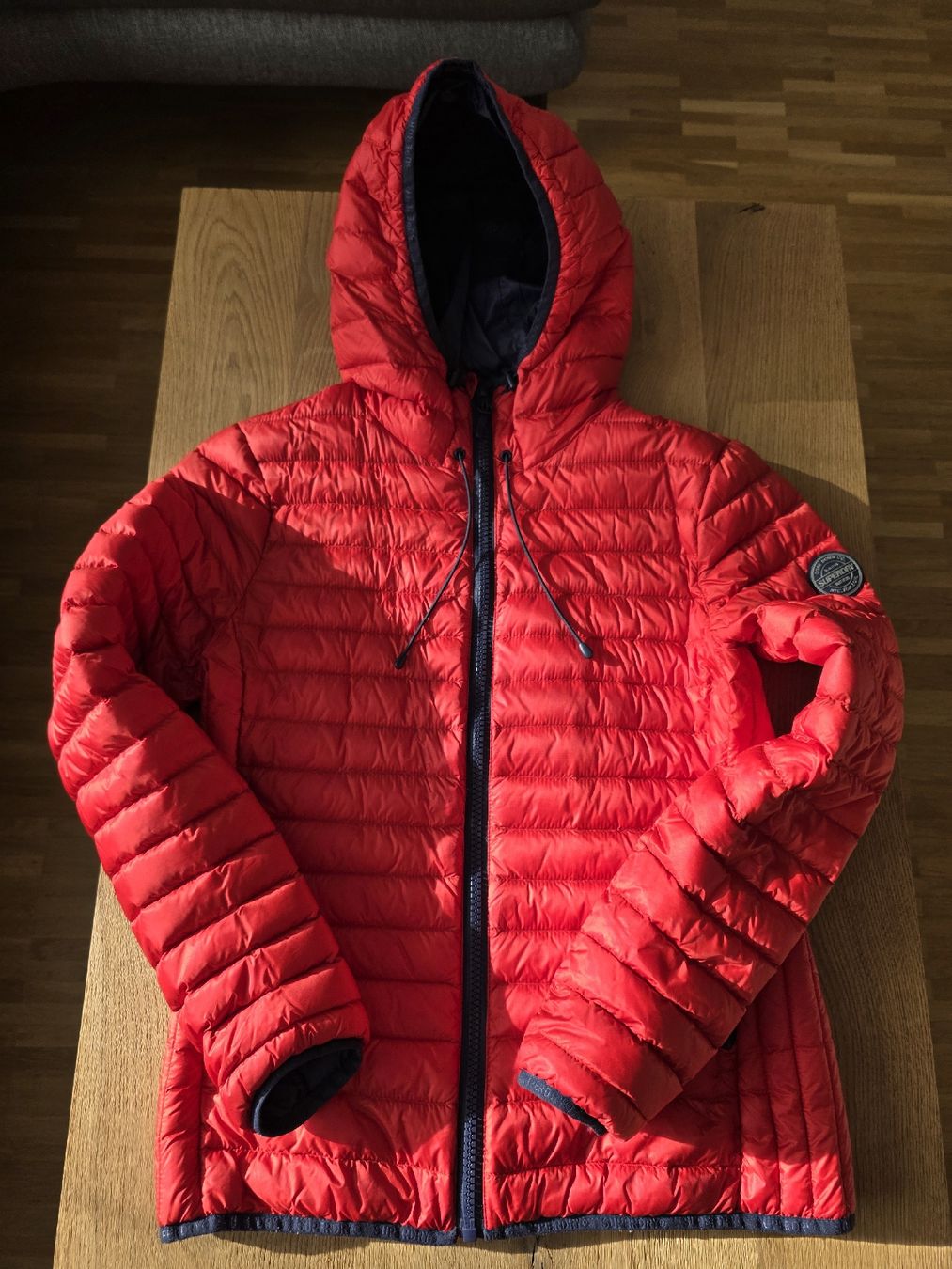 Superdry Giacche: Superdry Daunenjacke Rot, Gr. M – Nuovo (secondo la descrizione) da Adligenswil venduto da sasa_be