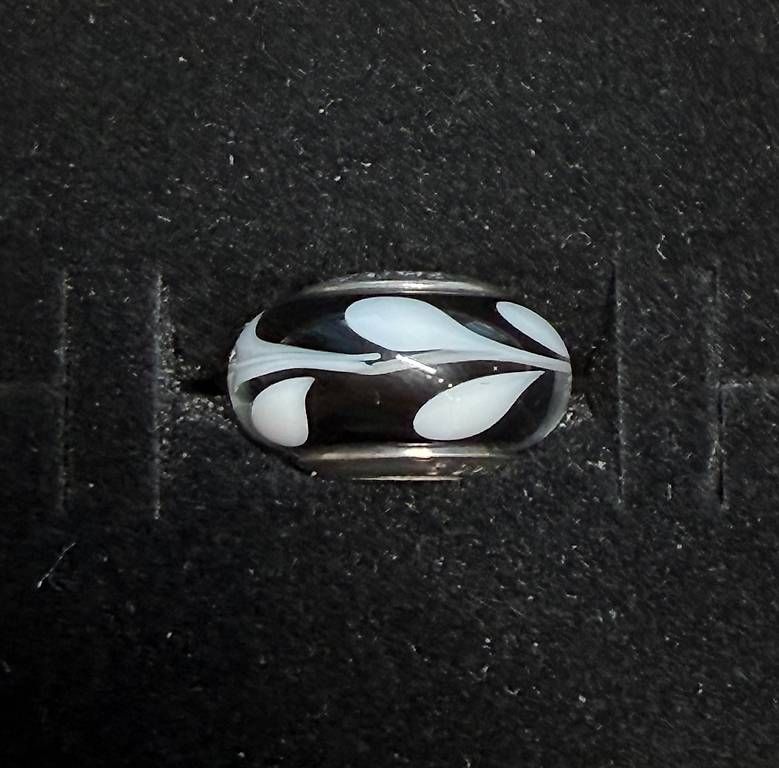 Pendentifs: Pandora-Charms Black and White Swirl & Ice Love White Hearts – D'occasion à Zürich par zai_wnt2 2