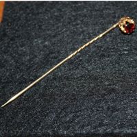 Kravatten-Nadel / Hutnadel mit Granat?, gold - antik