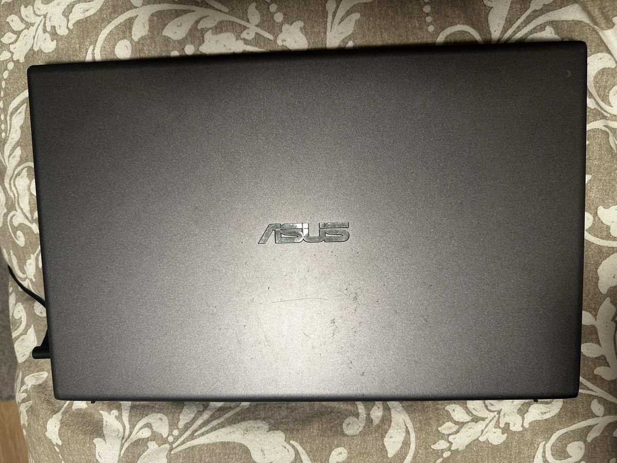 Asus Notebooks: ASUS VivoBook | Intel Core i5-8265U | 8GB RAM | Windows 10 E – Gebraucht aus Aarau von Lirka1201