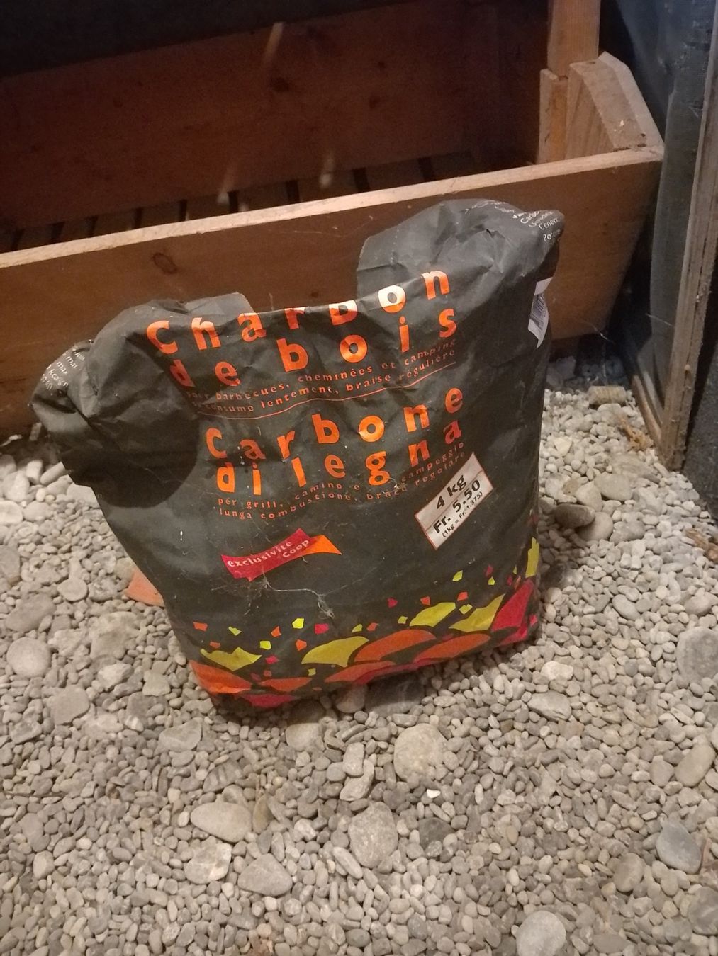Articles en bois: 1/2 Sack Holzkohle – D'occasion à Weinfelden par PaterPio1968