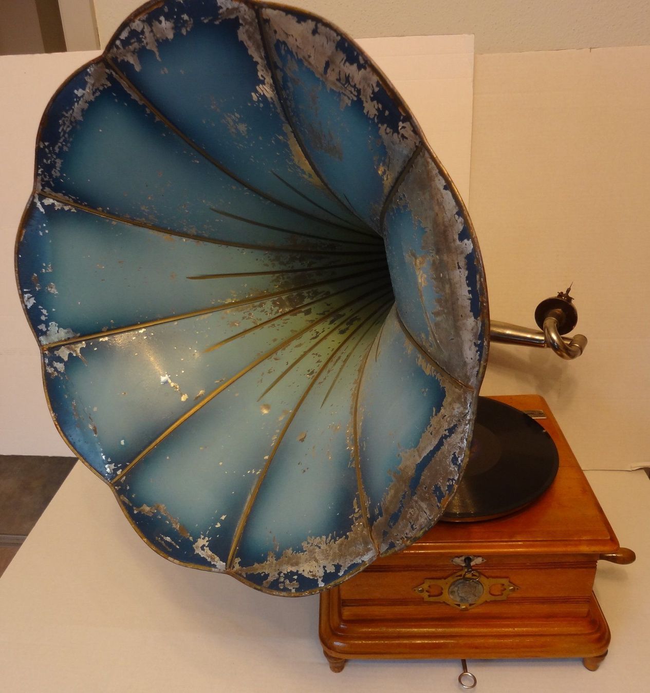 Plattenspieler: Schweizer Trichter-Grammophon mit Münzeinwurf – Gebraucht aus Hemishofen von Phonomandy
