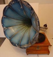 Schweizer Grammophon mit Münzeinwurf