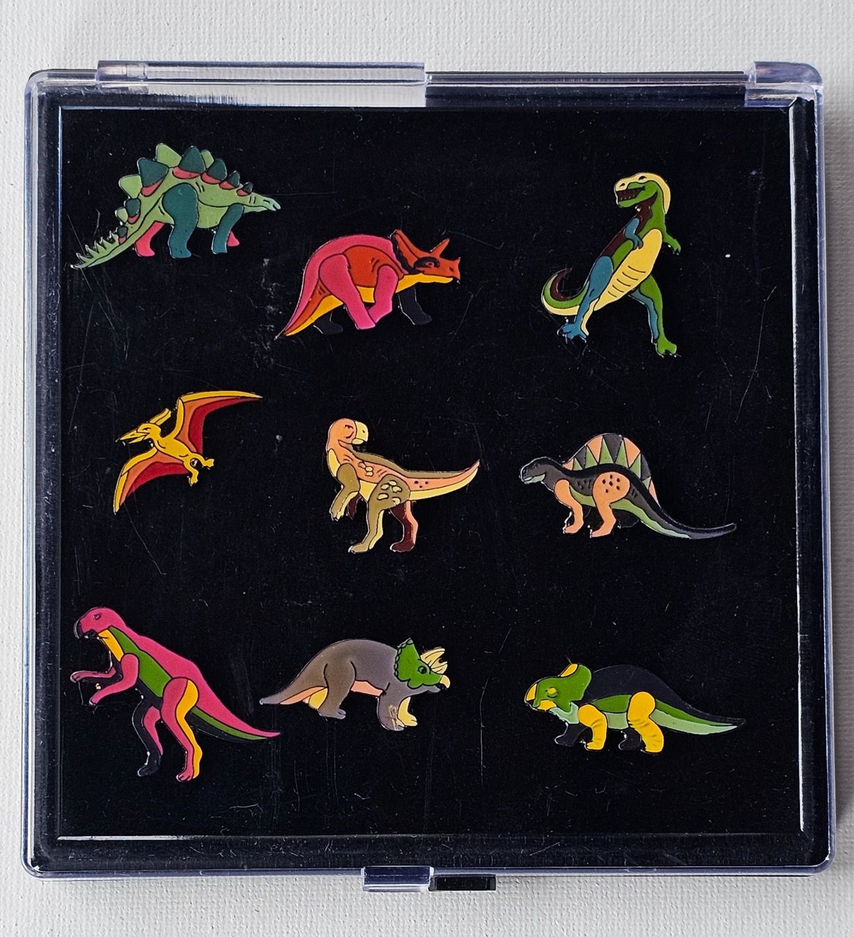 Plaketten & Abzeichen: Dino Anstecknadeln Set 9 Stk. – Gebraucht aus Windisch von Moosarchat