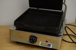Elektro-Kontaktgrill GR 4.2 352 1,8 kW, gerillt