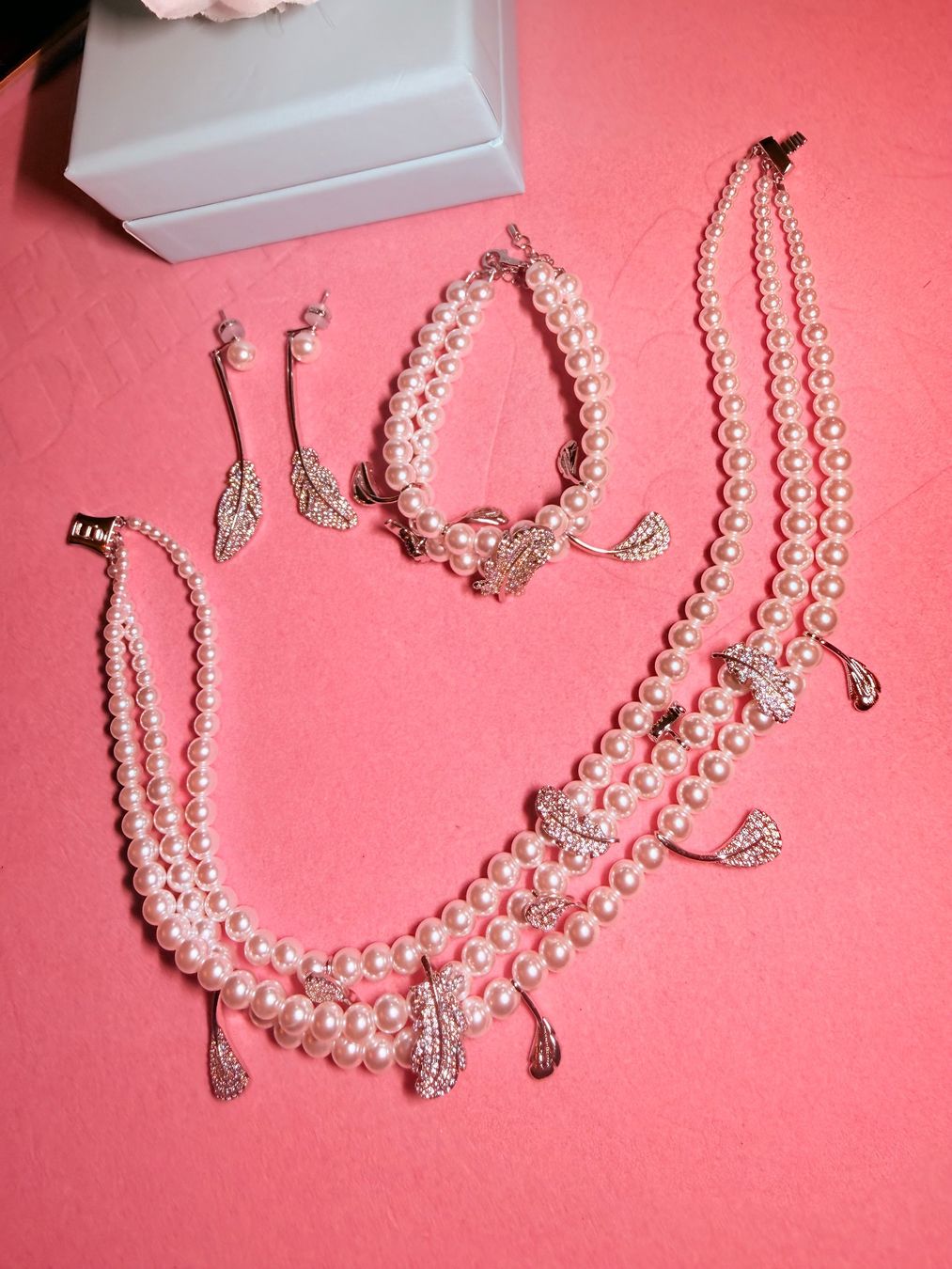 Catenine: Collier Swanlight Élégance – Nuovo e nell'imballaggio originale da St-Maurice venduto da Sandrinette123 4