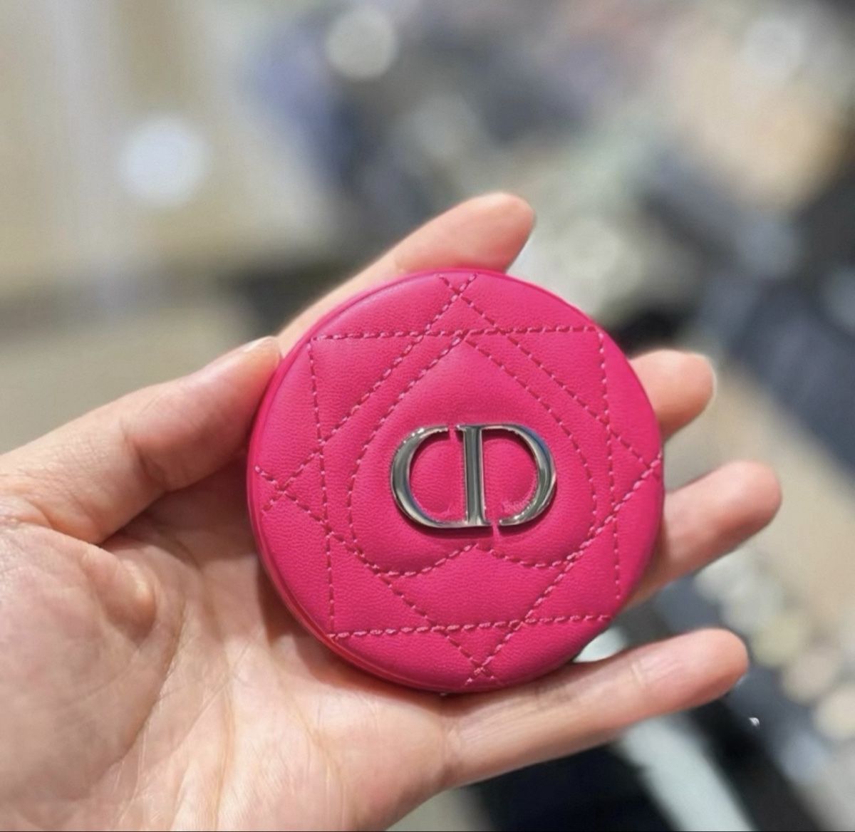 Make-up: Dior rose pink cannage-patterned makeup mirror, limited edit – Nuovo e nell'imballaggio originale da Chur venduto da Madeys 1