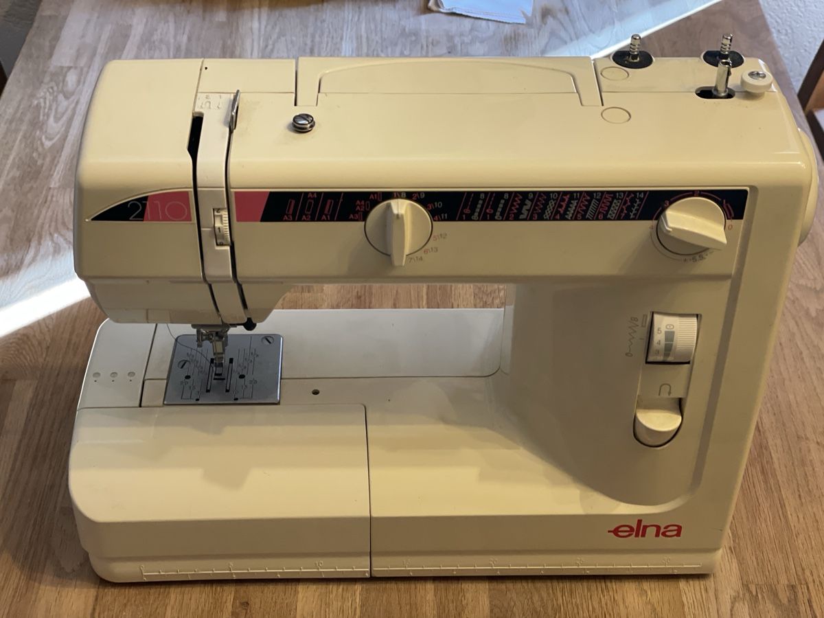 Elna Machines à coudre: Elna 2110 sewing machine  – Défectueux à Giffers par RICARDOS02