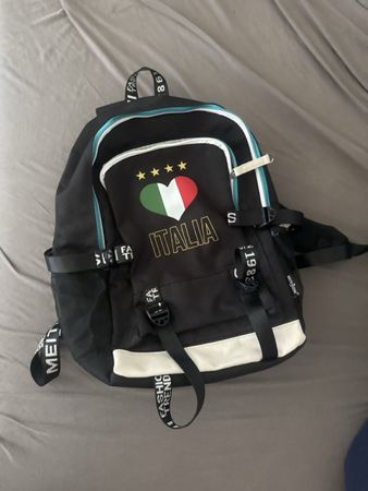 Schwarzer Rucksack im Italien-Stil